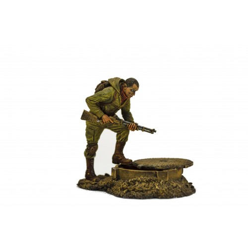 Сталкер над канализационным колодцем