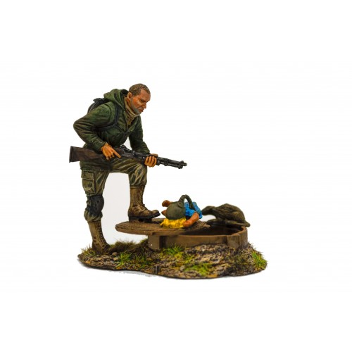 Сталкер над канализационным колодцем