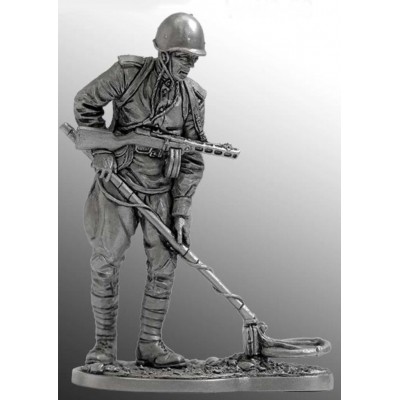 Ряд. сапёрных частей Красной Армии с миноискателем, 1943-45 гг. СССР