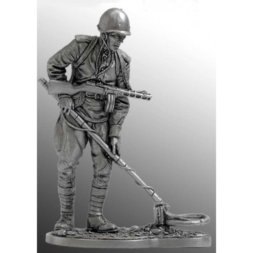 Ряд. сапёрных частей Красной Армии с миноискателем, 1943-45 гг. СССР