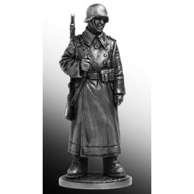 Рядовой пехоты Вермахта (Германия) в караульных ботах. 1942-43 гг.