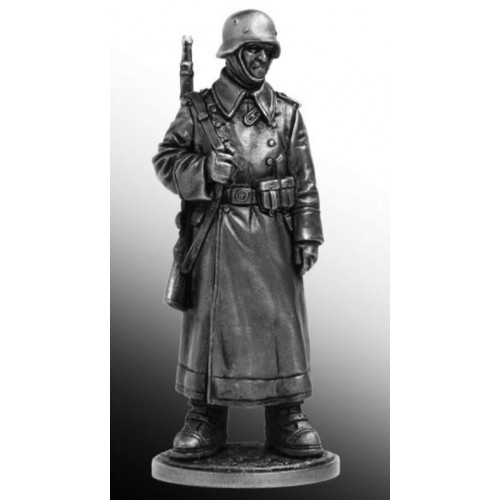 Рядовой пехоты Вермахта (Германия) в караульных ботах. 1942-43 гг.