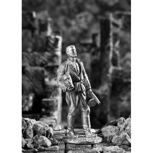 Боец с бюстом