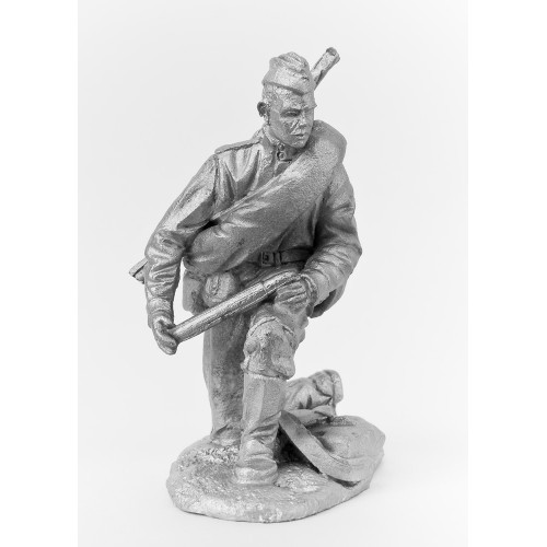 Заряжающий из расчета 45 мм пушки, 1944 г.