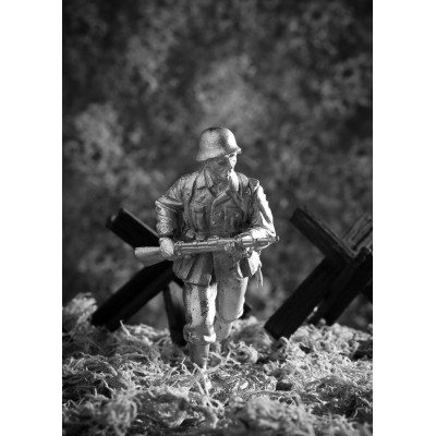 Немецкий солдат в атаке.