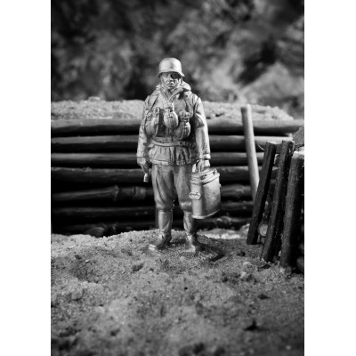 Немецкий солдат с термосами