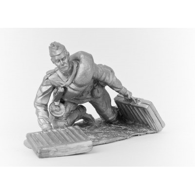 Подносчик боеприпасов из расчета 45 мм пушки, 1944 г