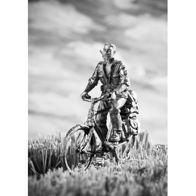 Рядовой на велосипеде.