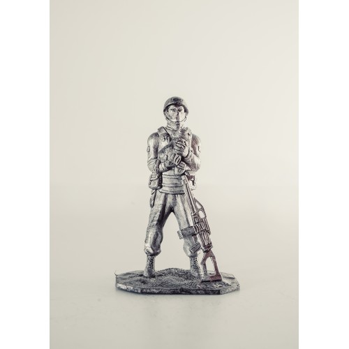 Боец с пулеметом и котом