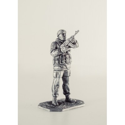 Вежливый боец с автоматом