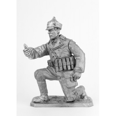 Боец РККА, заряжающий миномет-лопату, 1941 год