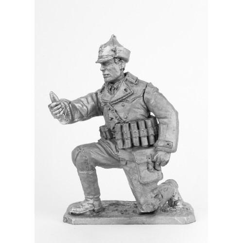 Боец РККА, заряжающий миномет-лопату, 1941 год