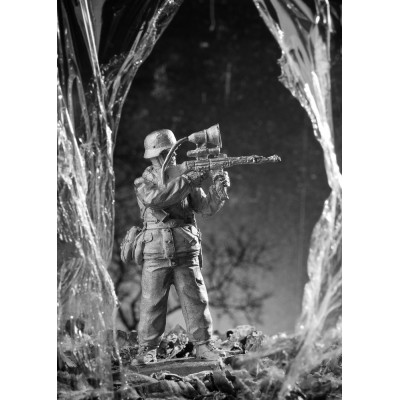 Немецкий солдат с прибором ночного видения, 1945 г.