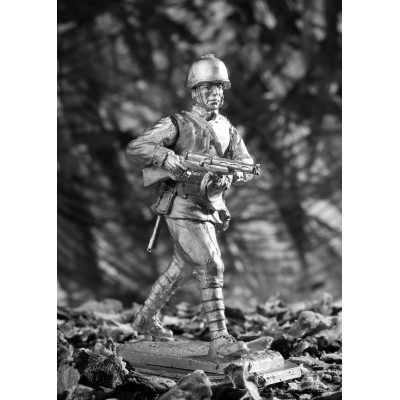 Боец РККА в стальном нагруднике.