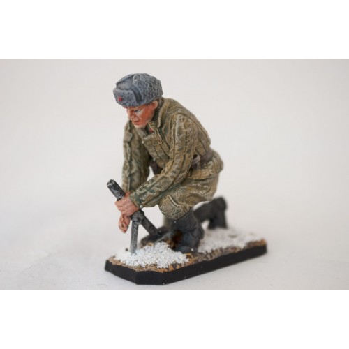 Минометчик РККА с минометом-лопатой