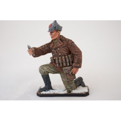 Боец РККА, заряжающий миномет-лопату, 1941 год