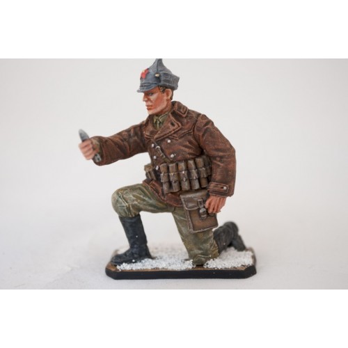 Боец РККА, заряжающий миномет-лопату, 1941 год