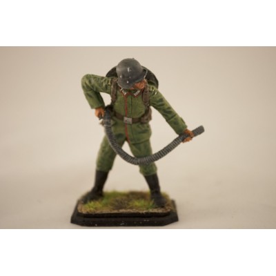 Помощник огнеметчика, 1916 г.