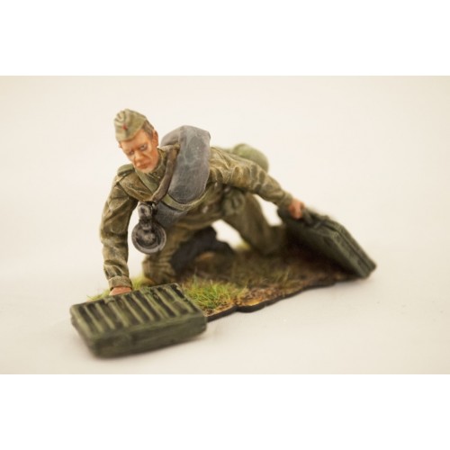 Подносчик боеприпасов из расчета 45 мм пушки, 1944 г