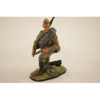 Заряжающий из расчета 45 мм пушки, 1944 г