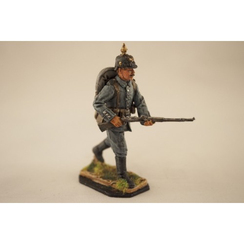 Немецкий солдат в атаке. 1914 г.